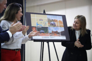 La ministra de Turismo de Paraguay, Angie Duarte (i) y la directora nacional de Correos de Paraguay, Nidia López, participan en la presentación de la emisión postal conmemorativa 'Paraguay, sede del Rally Mundial 2025'. EFE/ Juan Pablo Pino