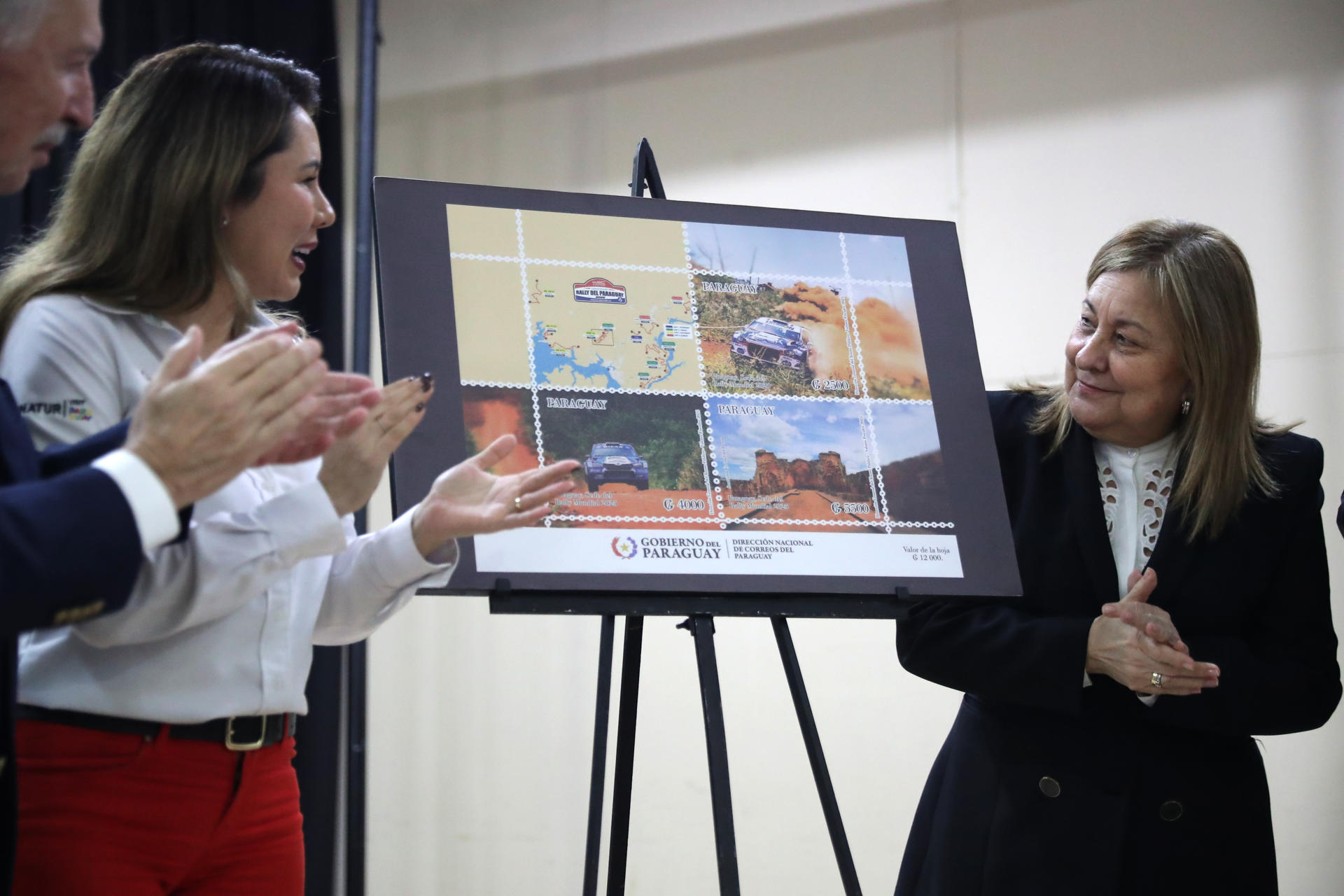 La ministra de Turismo de Paraguay, Angie Duarte (i) y la directora nacional de Correos de Paraguay, Nidia López, participan en la presentación de la emisión postal conmemorativa 'Paraguay, sede del Rally Mundial 2025'. EFE/ Juan Pablo Pino