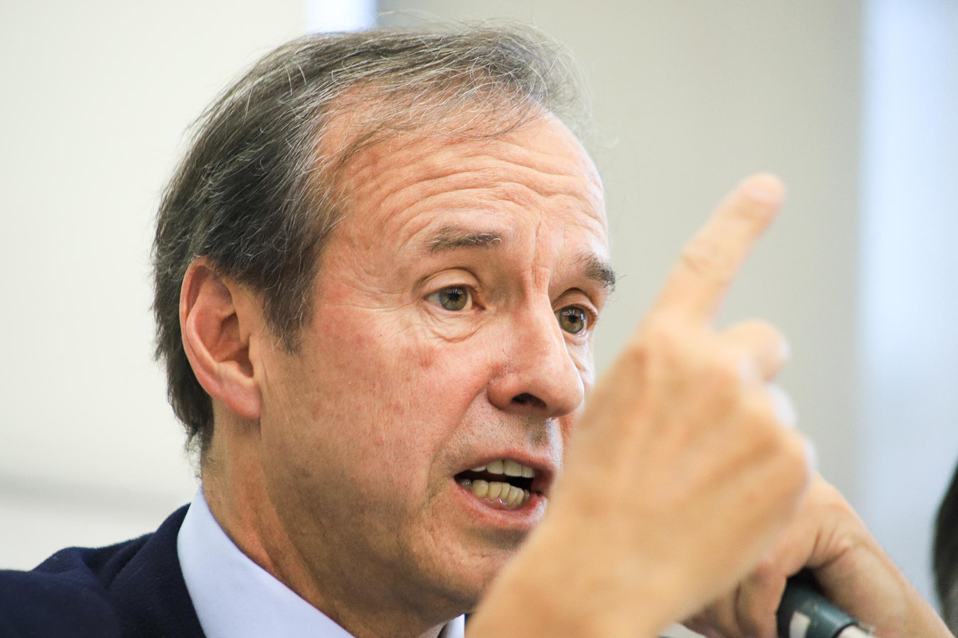 El candidato a la Presidencia de Bolivia por el partido Alianza Libre, Jorge 'Tuto' Quiroga, al intervenir este jueves, 14 de agosto, durante una rueda de prensa, en La Paz (Bolivia). EFE/Gabriel Márquez