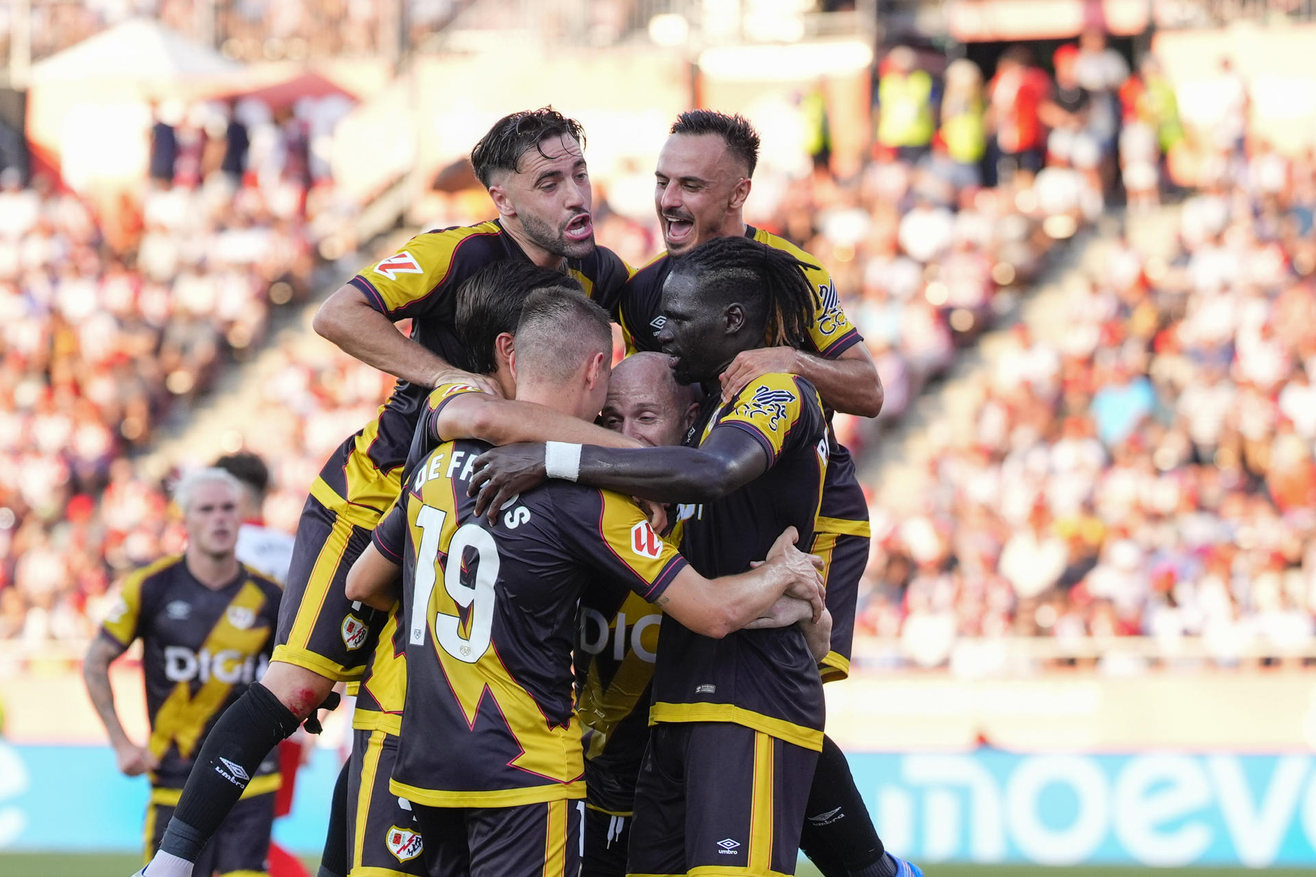El centrocampista del Rayo Isi Palazón (c) celebra junto a sus compañeros tras anotar el tercer gol del equipo durante el partido de la primera jornada de LaLiga que Girona CF y Rayo Vallecano disputan este viernes en el estadio Municipal de Montilivi. EFE/Siu Wu
