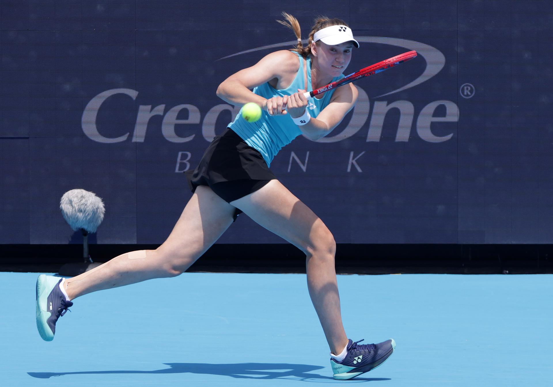 Elena Rybakina cayó por 7-5 y 6-3 en una hora y 38 minutos. EFE/EPA/MARK LYONS
