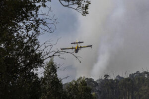 Un hidroavión sobrevuela este viernes el incendio de Vilaboa, con 50 hectáreas ardidas, donde se mantiene la situación 2 por la proximidad al núcleo de Vilar, en Santa Cristina de Cobres.EFE/ Salvador Sas