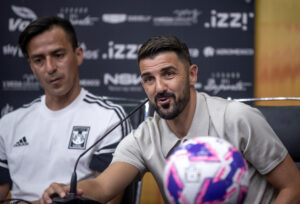 El exjugador de Barcelona David Villa habla en una rueda de prensa este viernes, previo al partido entre las leyendas de Tigres y Barcelona en Monterrey (México). EFE/ Miguel Sierra