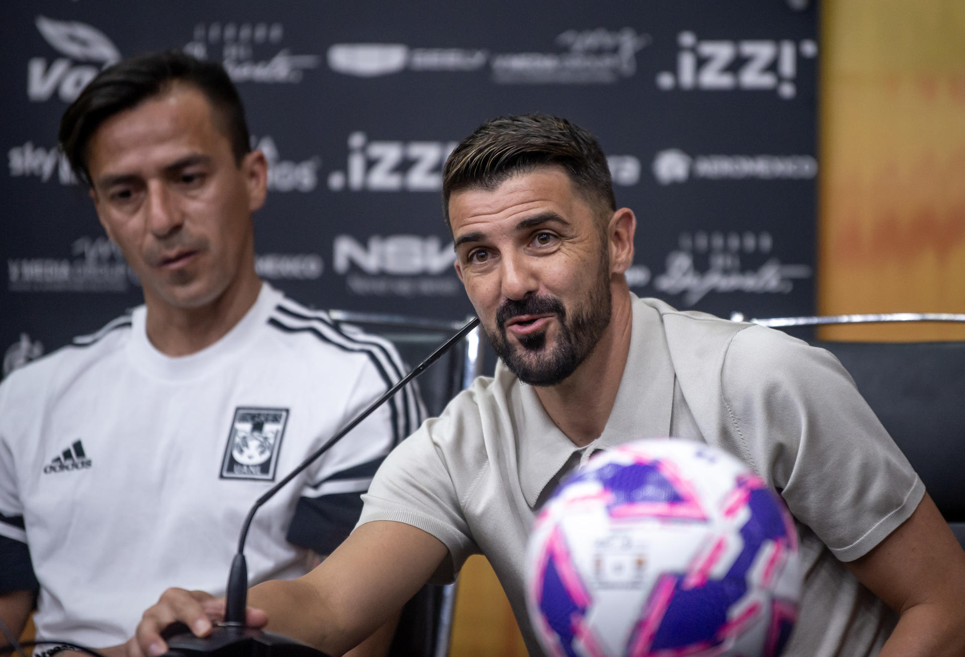 El exjugador de Barcelona David Villa habla en una rueda de prensa este viernes, previo al partido entre las leyendas de Tigres y Barcelona en Monterrey (México). EFE/ Miguel Sierra