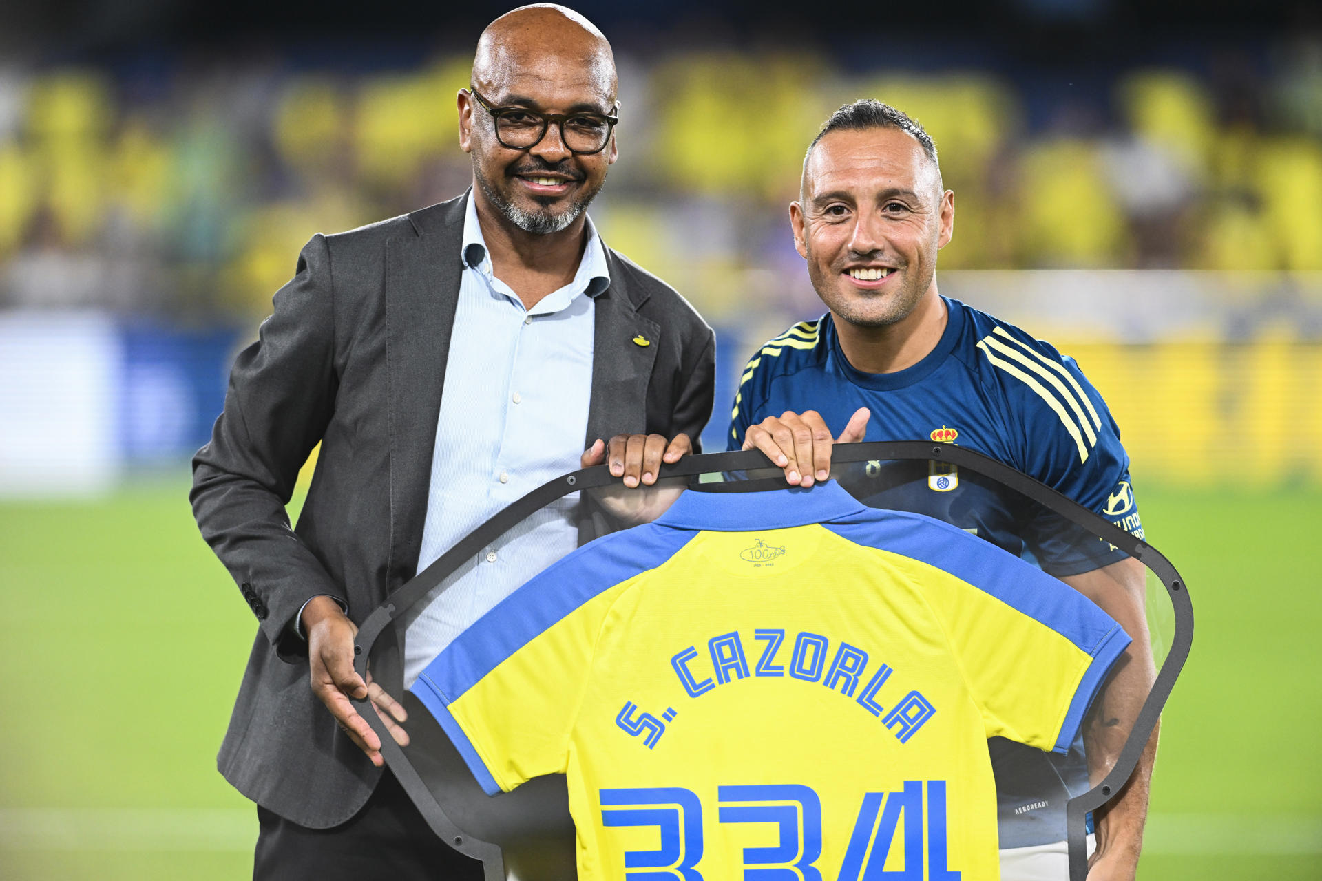 El Villarreal CF realiza un homenaje al centrocampista del Real Oviedo Santi Cazorla antes del partido de la primera jornada de LaLiga, que Villarreal CF y Real Oviedo, disputan este viernes en el estadio de La Cerámica. EFE/ Andreu Esteban
