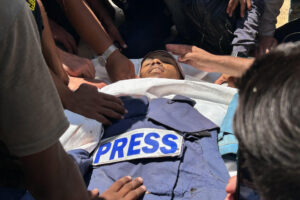 El número de periodistas asesinados este lunes en el bombardeo israelí contra el Hospital Nasser, en el sur de Gaza, aumentó a cinco, después de que un reportero independiente, que trabajaba para diferentes medios, sucumbiera a sus heridas. EFE/ Ahmad Awad