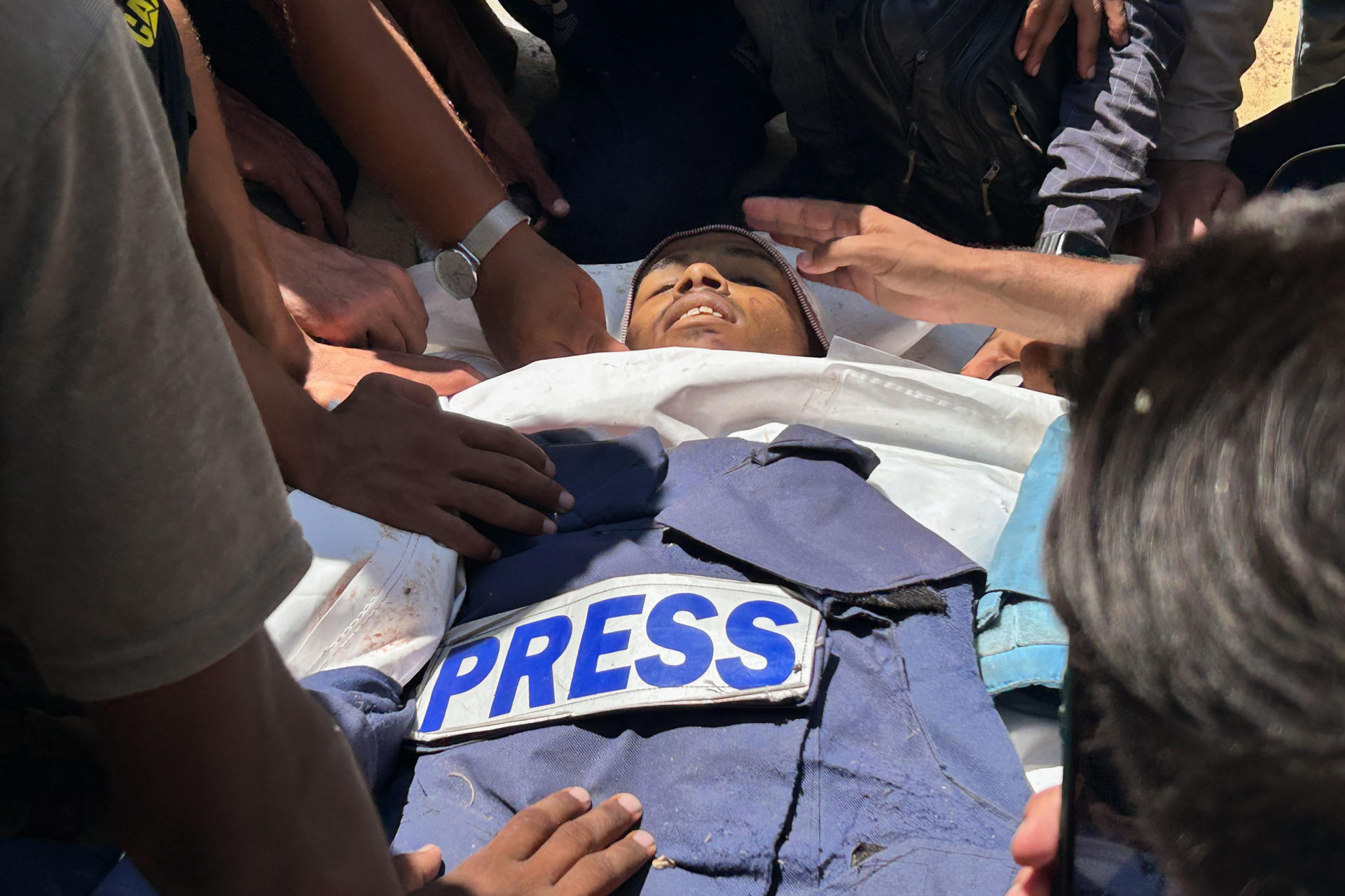 El número de periodistas asesinados este lunes en el bombardeo israelí contra el Hospital Nasser, en el sur de Gaza, aumentó a cinco, después de que un reportero independiente, que trabajaba para diferentes medios, sucumbiera a sus heridas. EFE/ Ahmad Awad