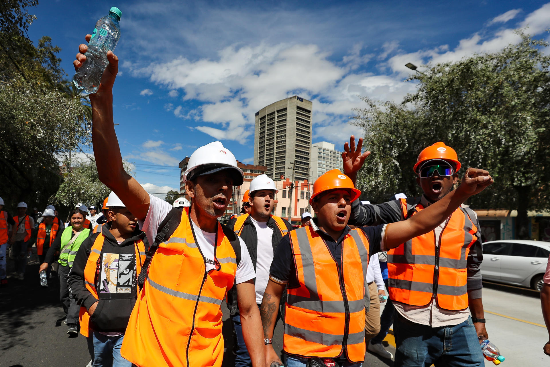 Decenas de personas fueron captadas este miércoles, 6 de agosto, al protestar durante una marcha convocada por la Unión de Cámaras y Gremios Mineros de Ecuador, en la ciudad de Quito (Ecuador). EFE/José Jácome
