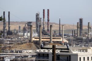 Imagen de archivo de una refinería en Estados Unidos. EFE/EPA/JOHN G. MABANGLO
