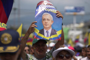 Una persona sostiene un cartel del expresidente Álvaro Uribe durante una marcha para manifestar su apoyo, el pasado 7 de agosto de 2025. EFE/ Ernesto Guzmán