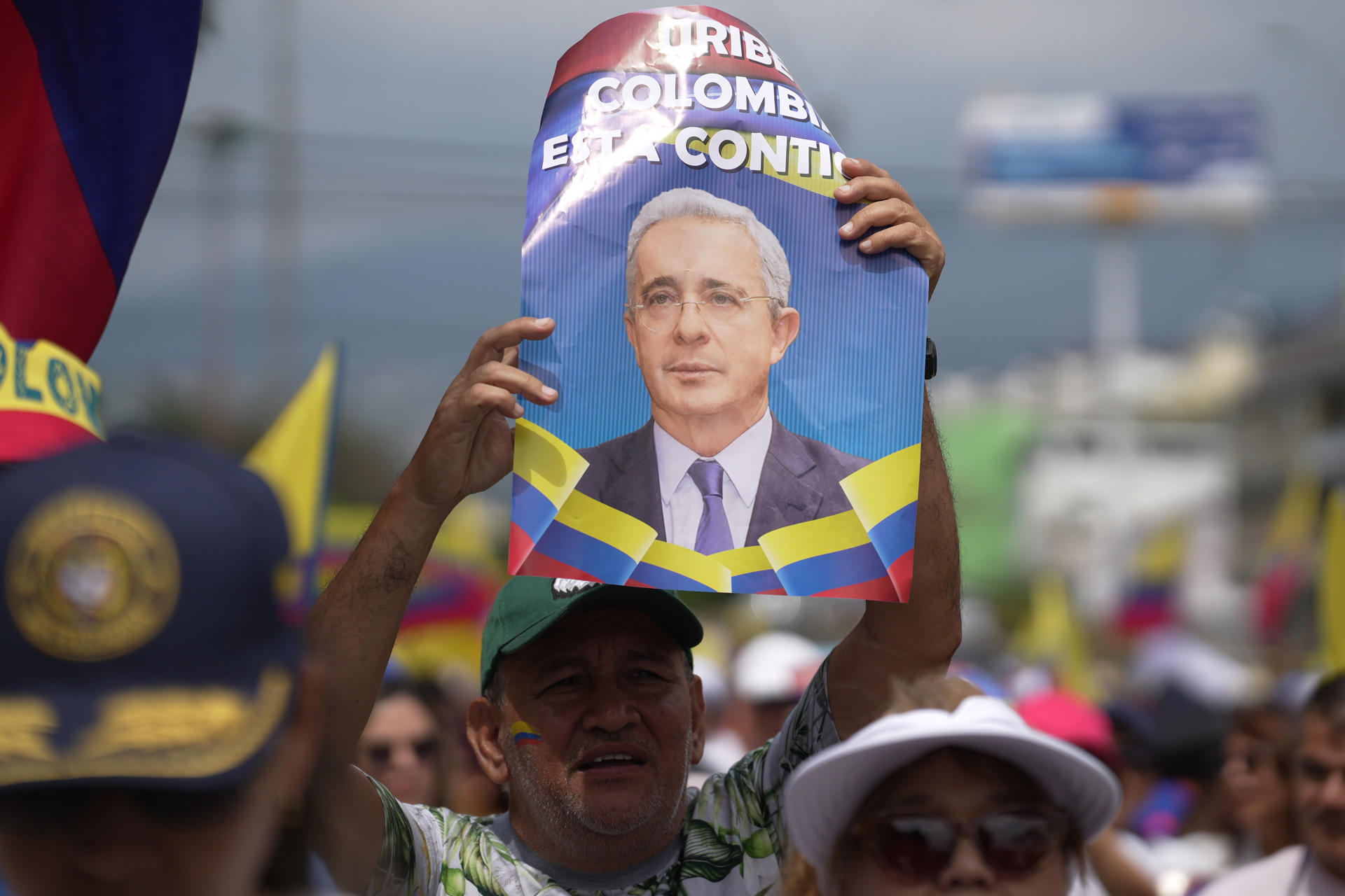Una persona sostiene un cartel del expresidente Álvaro Uribe durante una marcha para manifestar su apoyo, el pasado 7 de agosto de 2025. EFE/ Ernesto Guzmán