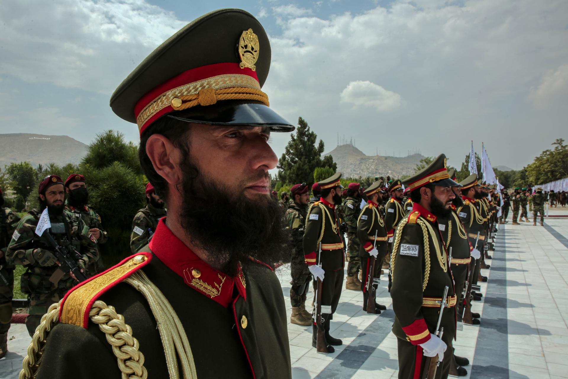 Oficiales de la guardia de honor afgana asisten a una ceremonia frente al Minarete de la Libertad para conmemorar el Día de la Independencia del país en el Ministerio de Defensa en Kabul, Afganistán, 19 de agosto de 2025. Afganistán celebra el 19 de agosto su 106º aniversario de la Independencia, conmemorando el Tratado Anglo-Afgano de 1919 que puso fin al dominio británico. (Afganistán) EFE/EPA/SAMIULLAH POPAL