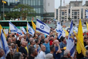 Reservistas y pilotos retirados de la Fuerza Aérea de Israel fueron captados este martes, 12 de agosto, al exigir el final de la guerra y el retorno de los rehenes en manos de Hamás, frente a la sede militar de Kirya, en Tel Aviv (Israel). EFE/Abir Sultan