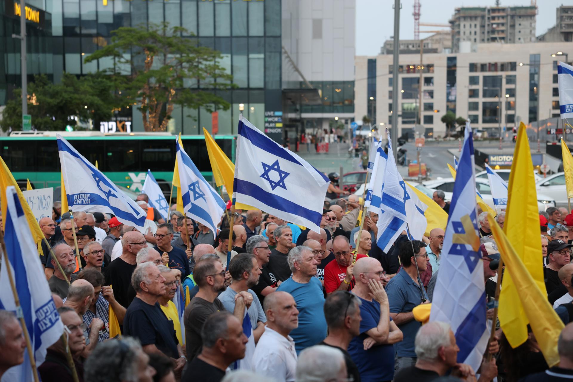 Reservistas y pilotos retirados de la Fuerza Aérea de Israel fueron captados este martes, 12 de agosto, al exigir el final de la guerra y el retorno de los rehenes en manos de Hamás, frente a la sede militar de Kirya, en Tel Aviv (Israel). EFE/Abir Sultan