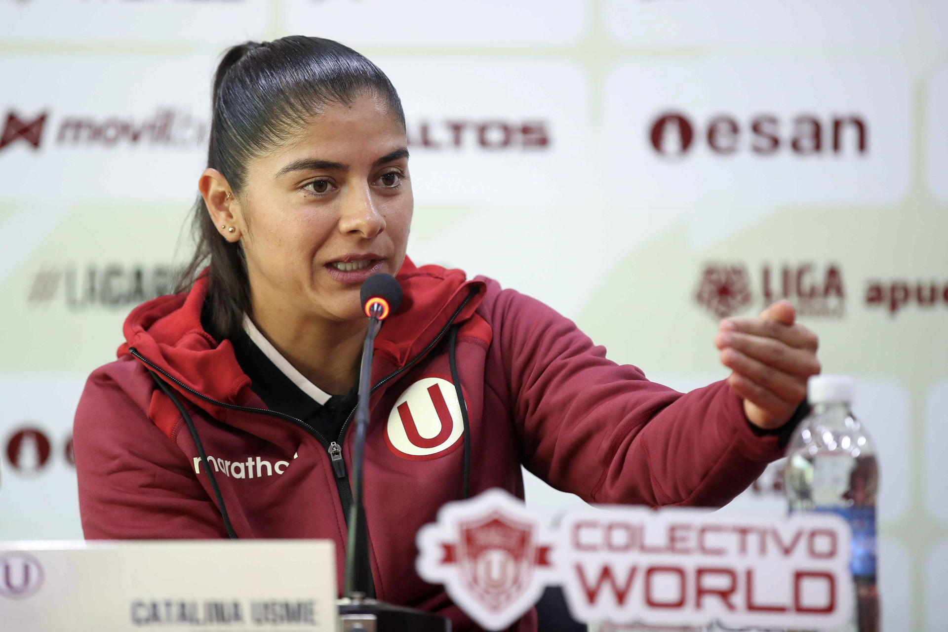 Catalina Usme, máxima goleadora  de la selección de Colombia, habla en rueda de prensa en Lima (Perú), luego se ser presentada como la nueva estrella del Universitario de Deportes. EFE/Paolo Aguilar
