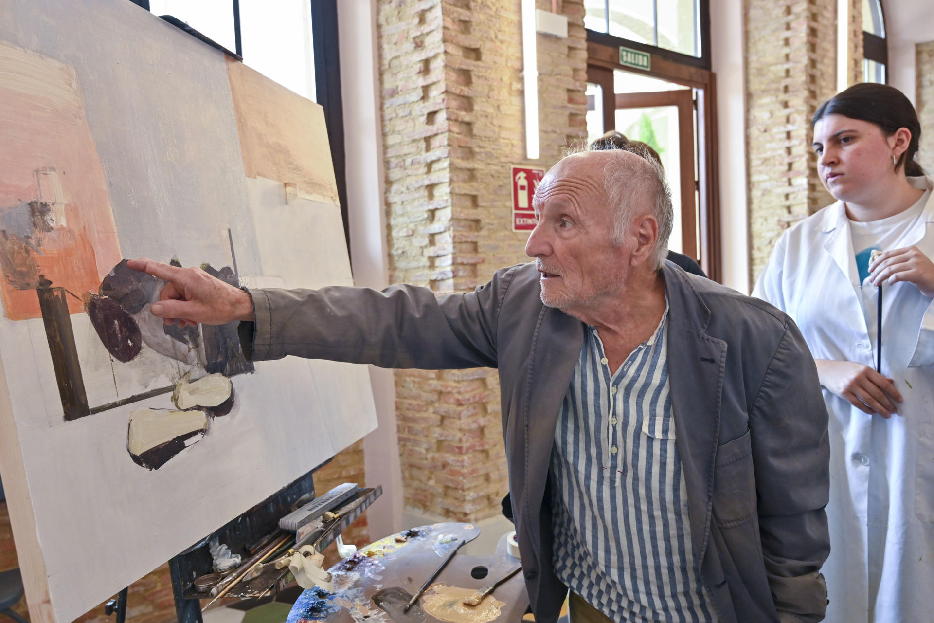 El maestro de la pintura contemporánea Antonio López ha vuelto a implicarse en un proyecto cultural que une arte y territorio, esta vez en Paredes de Nava (Palencia), donde comparte su experiencia con 55 artistas y habla del arte como la parte noble del ser humano y de la pintura como un oficio de riesgo. Durante cinco días, los participantes comparten jornadas de ocho horas con Antonio López y los maestros Jorge Abbad y José María Mezquita en espacios tan singulares como la iglesia de San Juan, a cielo abierto, el Centro de Artes Escénicas Jorge Manrique y los antiguos almacenes del Canal de Castilla, estudios improvisados donde cualquier objeto sirve de inspiración. EFE/ Almudena Álvarez