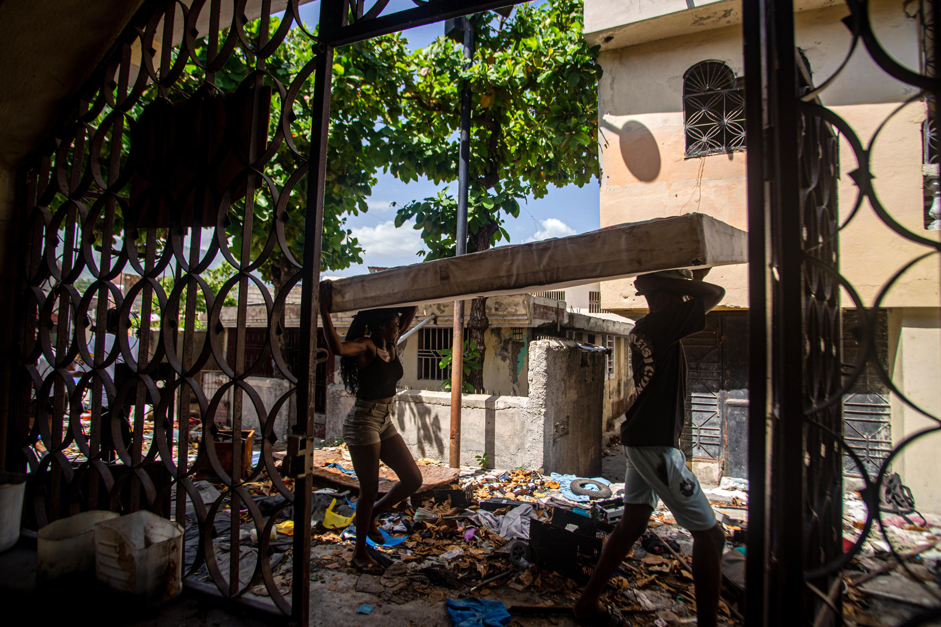 Personas cargan un colchón este martes, tras regresar a su hogar en el barrio Nazon, en Puerto Príncipe (Haití). EFE/ Mentor David Lorens