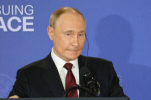 El presidente de Rusia, Vladimir Putin, habla durante una declaración conjunta con su homólogo de Estados Unidos, Donald Trump, este viernes, en Anchorage (Estados Unidos). EFE/ Octavio Guzmán