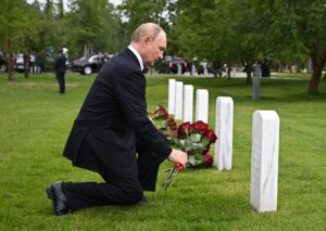 El presidente de Rusia, Vladímir Putin, deposita flores en el lugar de entierro de pilotos soviéticos que murieron en Alaska mientras entrenaban o transportaban aviones fabricados en Estados Unidos hacia el Frente Oriental bajo el Programa de Préstamo y Arriendo durante la Segunda Guerra Mundial, en el Cementerio Nacional de Fort Richardson, cerca de Anchorage, Alaska, EE.UU. EFE/EPA/GAVRIIL GRIGOROV/SPUTNIK/KREMLIN POOL / POOL MANDATORY CREDIT