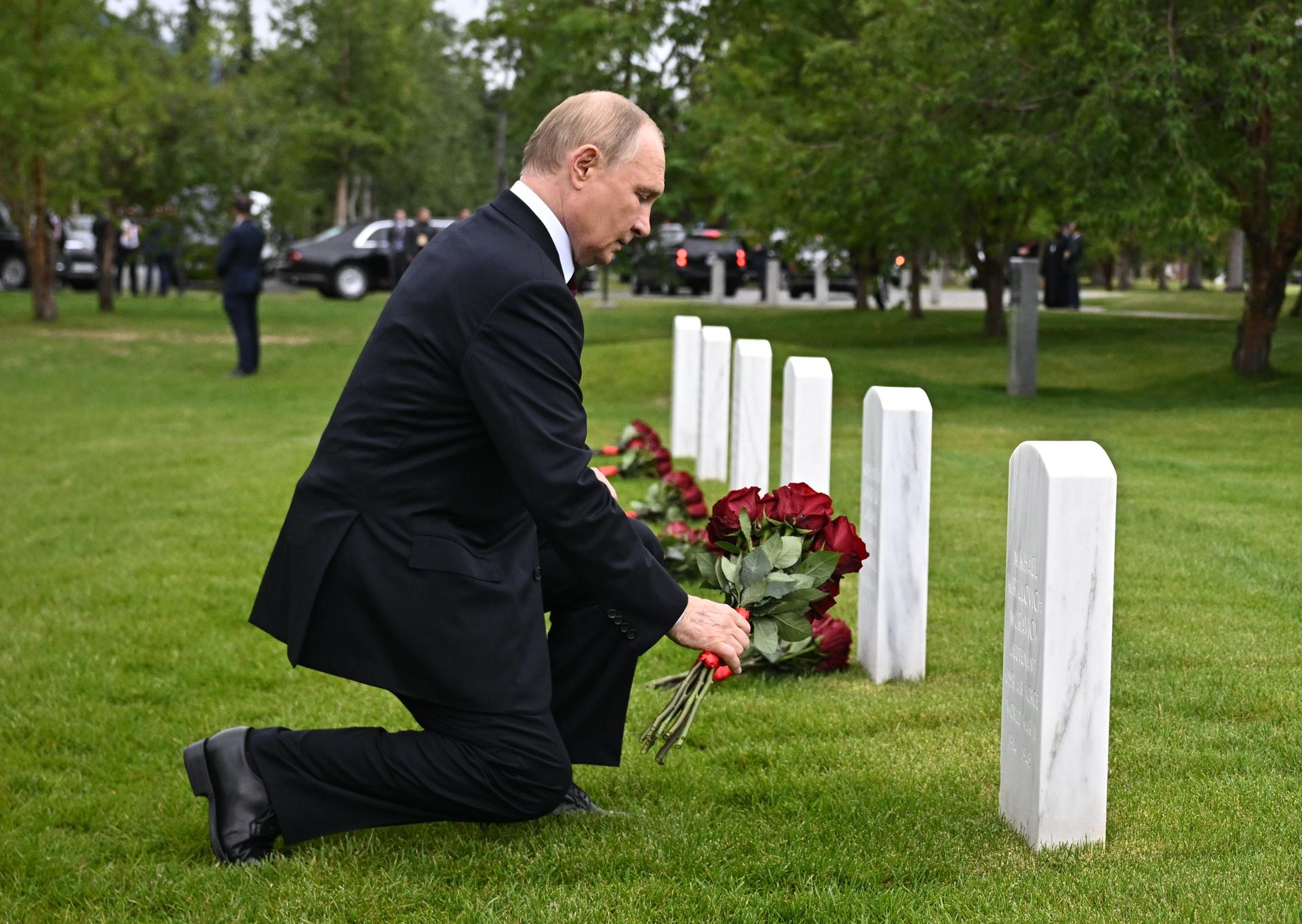 El presidente de Rusia, Vladimir Putin, habla durante una declaración conjunta con su homólogo de Estados Unidos, Donald Trump, este viernes, en Anchorage (Estados Unidos). EFE/ Octavio Guzmán