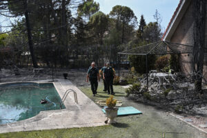 Efectivos de la Guardia Civil inspeccionan una zona calcinada por el incendio que desde ayer afecta a la localidad de Tres Cantos, Madrid, que ya está perimetrado y evoluciona favorablemente. EFE/Fernando Villar
