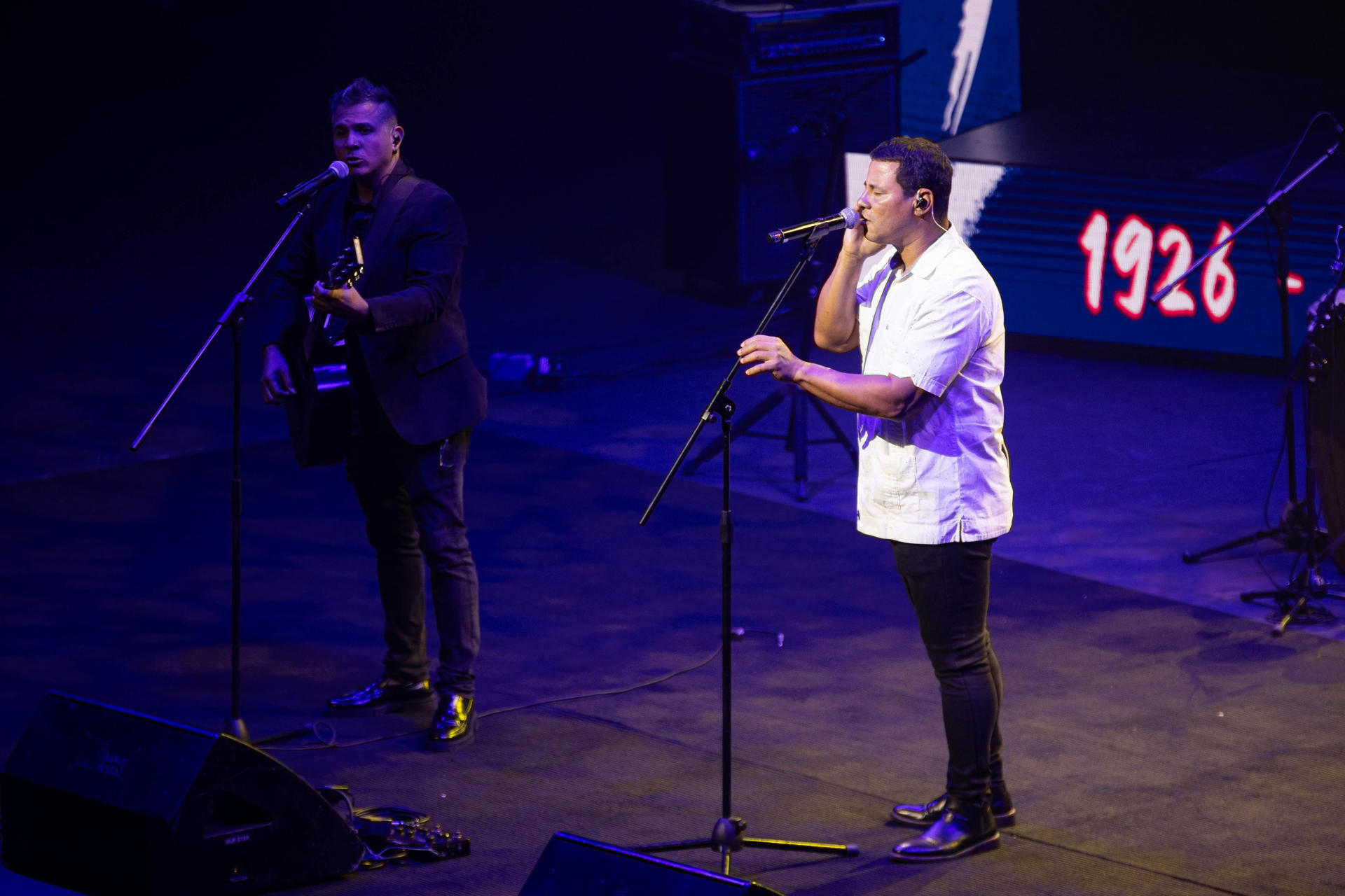 La agrupación cubana Buena Fe participa en el concierto Un Canto a Fidel este jueves, en el Teatro Teresa Carreño en Caracas (Venezuela). EFE/ Ronald Peña R