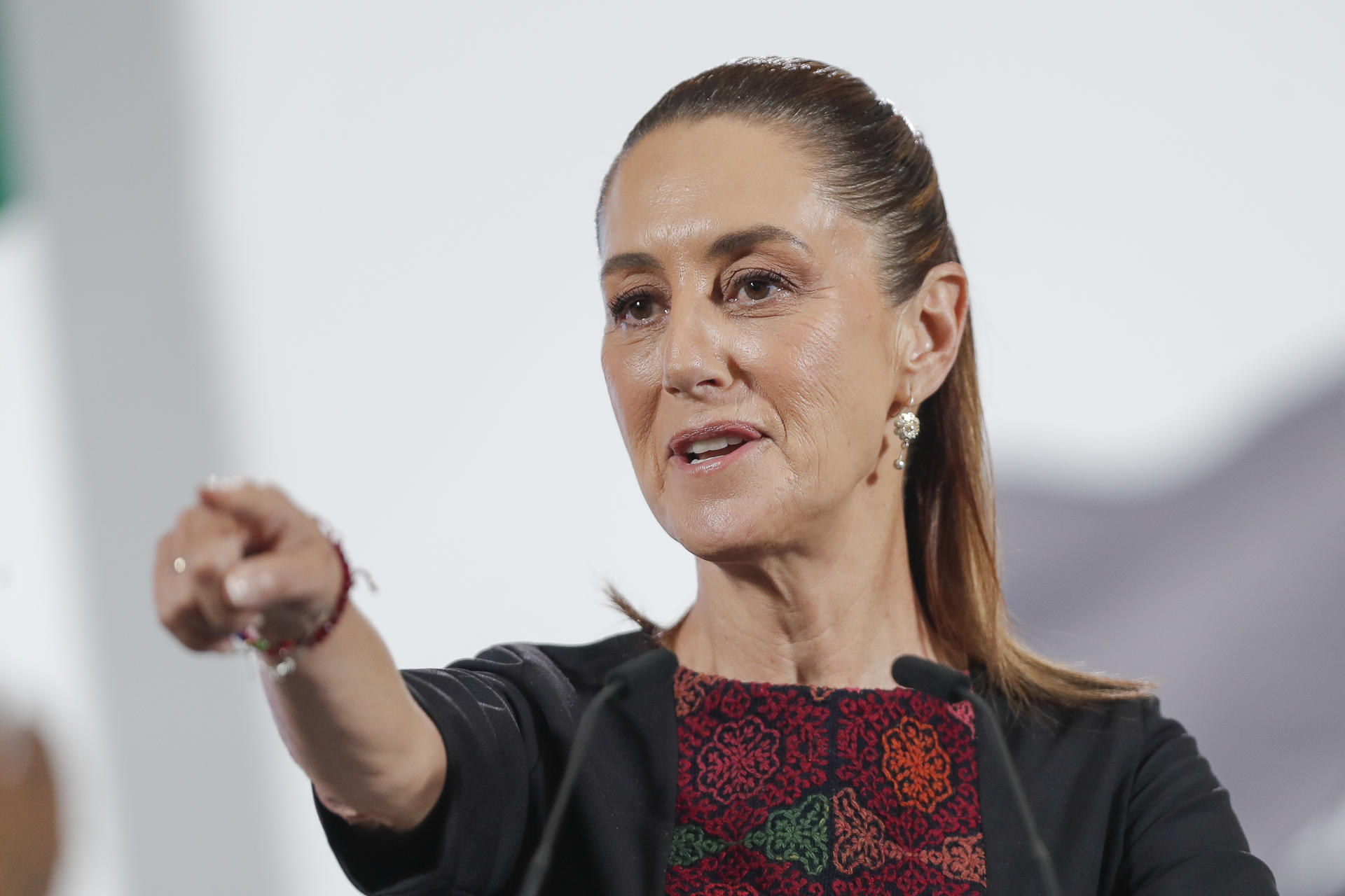 La presidenta de México, Claudia Sheinbaum, habla durante una rueda de prensa matutina este miércoles, en el Palacio Nacional de la Ciudad de México (México). EFE/ Isaac Esquivel