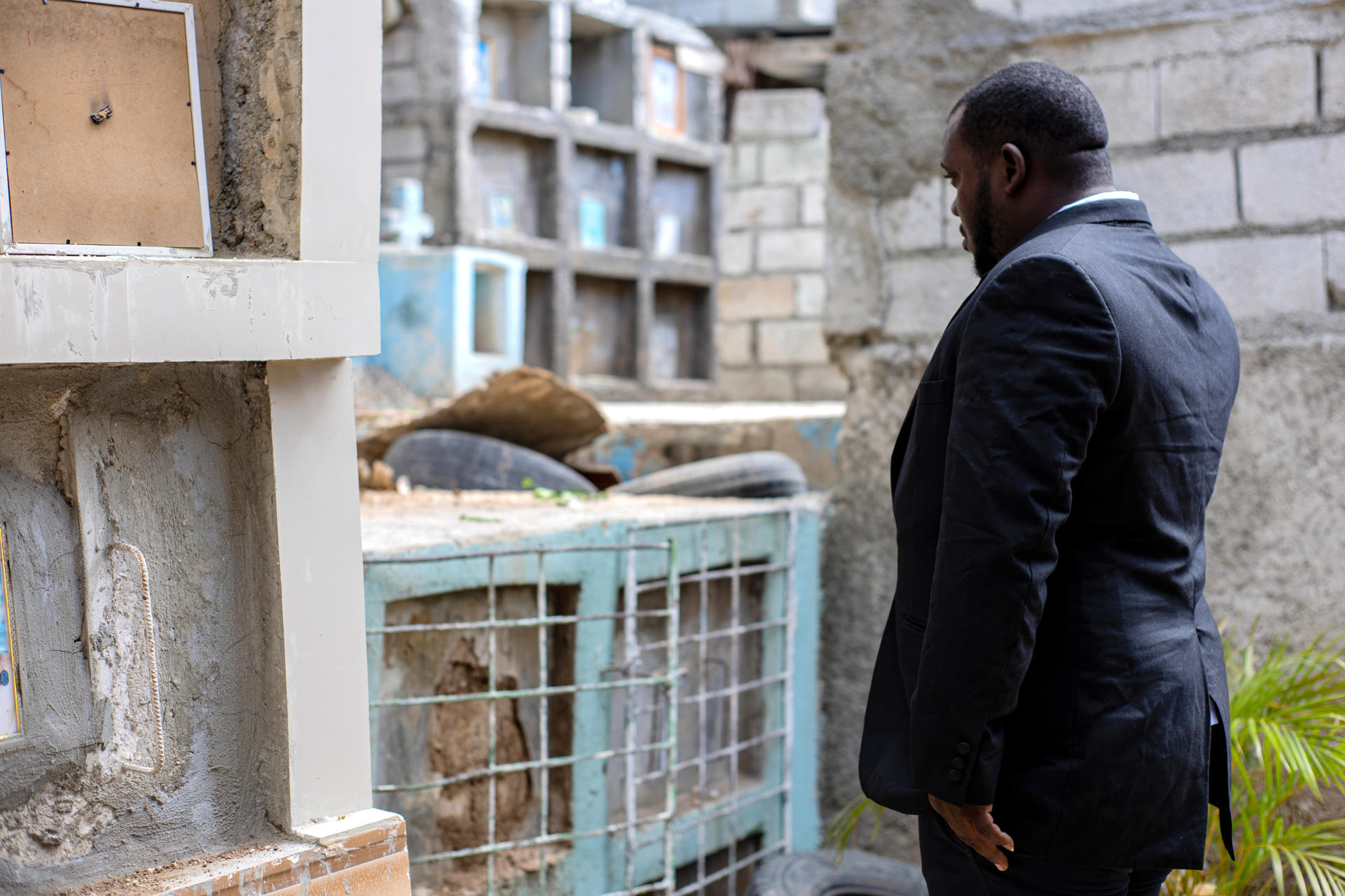 Un hombre observa una sepultura en el cementerio de Fragneau-Ville en Delmas 75, el 1 de agosto de 2025 en Puerto Príncipe (Haití). EFE/ Mentor David Lorens