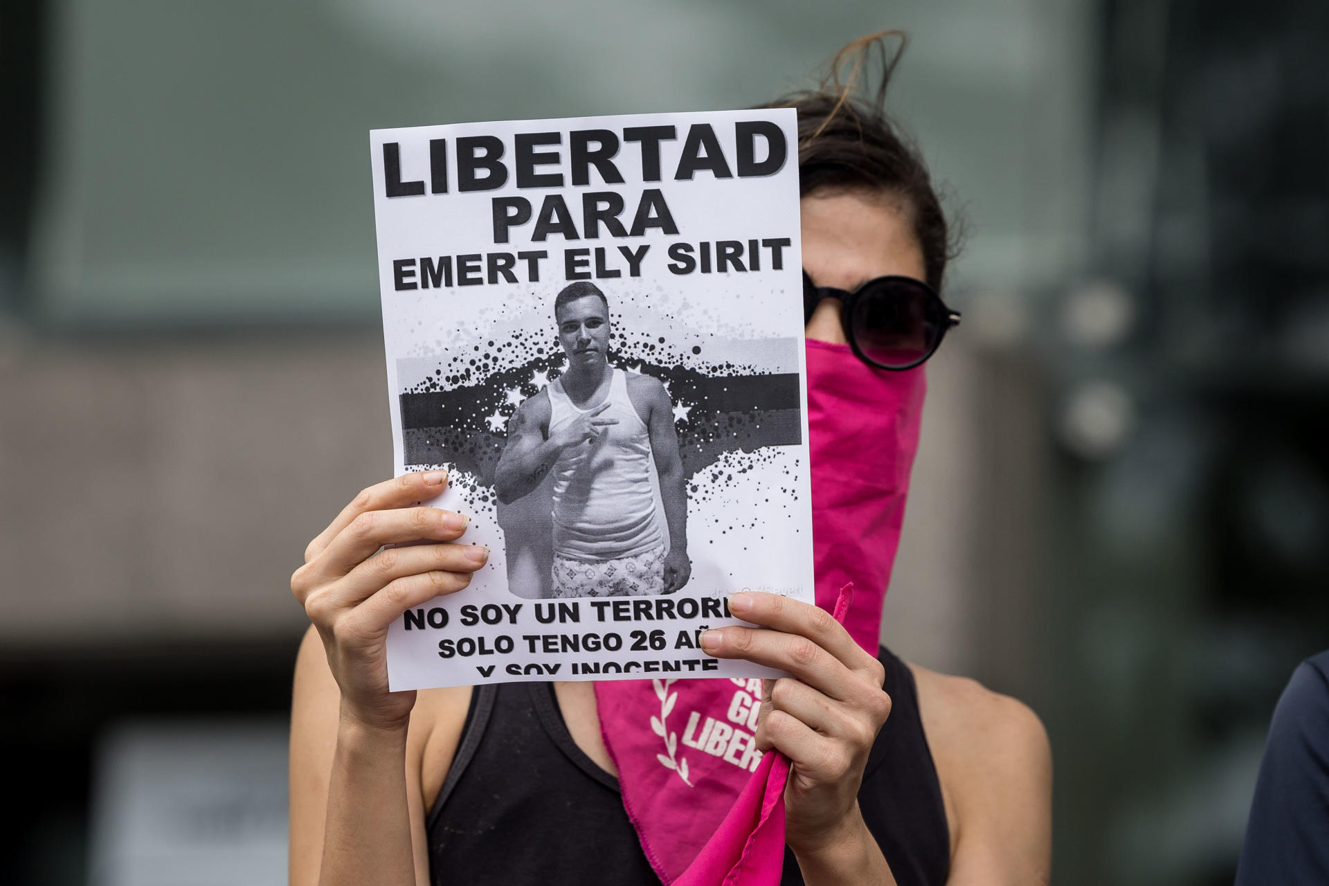 Una persona sostiene un cartel durante una manifestación este viernes, en Caracas (Venezuela). EFE/ Miguel Gutiérrez
