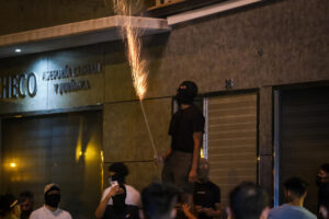 Imagen del 14/07/2025.- de jóvenes reunidos por la noche en el barrio de San Antonio en Torre Pacheco, Murcia. EFE/ Pablo Miranzo