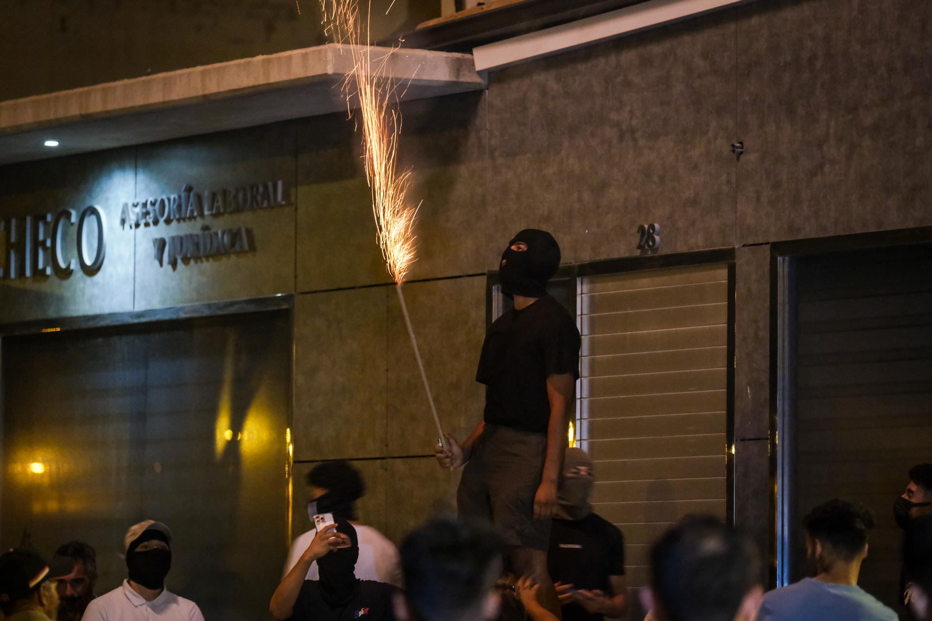 Imagen del 14/07/2025.- de jóvenes reunidos por la noche en el barrio de San Antonio en Torre Pacheco, Murcia. EFE/ Pablo Miranzo