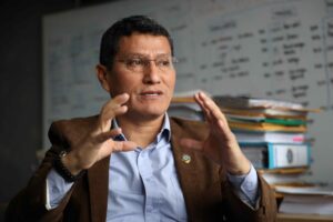 Fotografía del 4 de agosto del 2025 del coronel Harvey Colchado hablando durante una entrevista con EFE, en Lima (Perú). EFE/ Paolo Aguilar
