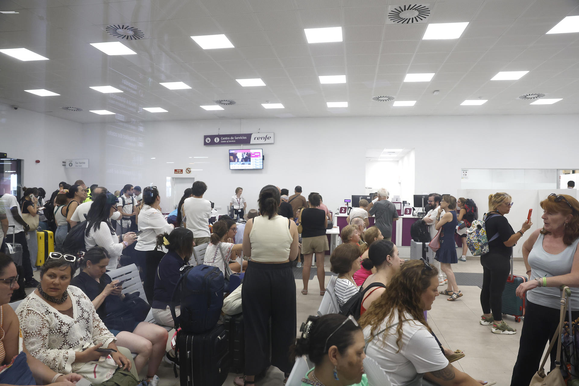 Viajeros a la espera en la estación de Chamartín en Madrid, este sábado. Renfe ha habilitado dos servicios especiales de trenes en cada sentido entre la capital de España y Zamora, dentro de la línea de Alta Velocidad Madrid-Galicia, cuyo tráfico ha sido interrumpido como consecuencia de los incendios en sus inmediaciones. EFE/ J.P. Gandul