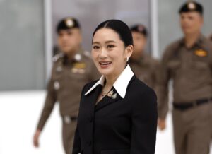 La primera ministra suspendida de Tailandia, Paetongtarn Shinawatra, a su llegada al Tribunal Constitucional.
EFE/EPA/RUNGROJ YONGRIT