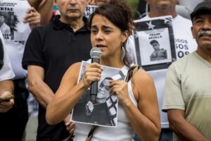 La activista Martha Grajales habla en una manifestación este viernes, en Caracas (Venezuela). EFE/ MIGUEL GUTIÉRREZ
