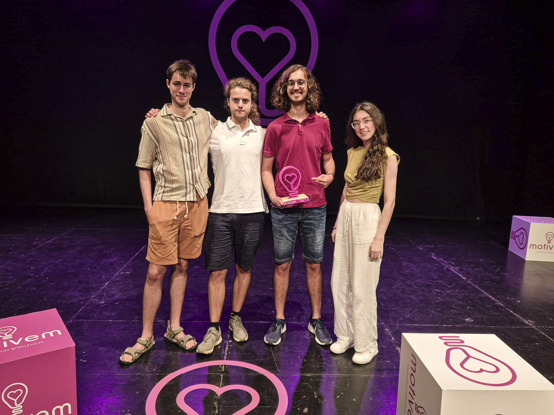 Un grupo de estudiantes de la Universitat de València (UV) ha creado MycoRelax, un nuevo posbiótico antiinflamatorio que combate el estrés y la ansiedad, cuyos resultados se observan en unas dos semanas, carece de efectos secundarios y se revela como "una alternativa más respetuosa" con el cuerpo humano y más barata. En la imagen (izada a dcha), Adrián Berenguer, Carlos Marqués, Markus Häner y Sara Monzonís. EFE/Markus Häner           *** Crédito obligatorio, solo usar para ilustrar la información que acompaña ***
