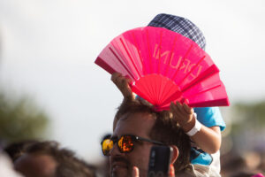 Imagen de archivo de un menor sobre los hombros de un asistente al Festival Internacional de Benicassim (FIB).- EFE/Domenech Castelló
