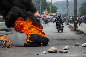 Fotografía de archivo en donde se ve una barricada en llamas en Puerto Príncipe (Haití). EFE/ Mentor David Lorens