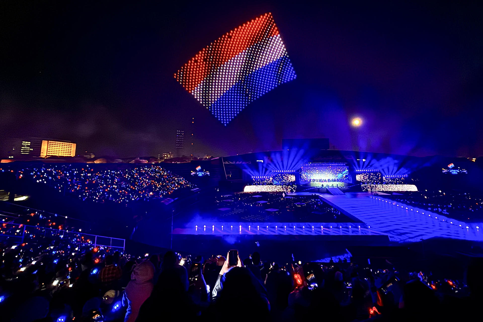 Un espectáculo de luces con drones ilumina el cielo durante la ceremonia de inauguración de los II Juegos Panamericanos Junior ASU 2025 en el estadio Defensores del Chaco en Asunción (Paraguay). EFE/Rodrigo Sepulveda