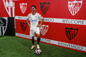 Fotografía de Julio Muñoz, en la que puede verse en una imagen de archivo del 15 de julio de 2025 al defensa chileno Gabriel Suazo durante su presentación como futbolista del Sevilla. EFE