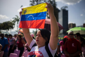 Una persona sostiene una bandera de Venezuela durante una manifestación en apoyo al presidente de Venezuela, Nicolás Maduro, este jueves en Caracas (Venezuela). EFE/ Miguel Gutiérrez