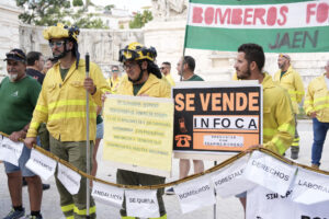 Bomberos forestales se han manifestado para reclamar mejoras laborales este miércoles en Cádiz. EFE/Román Ríos.