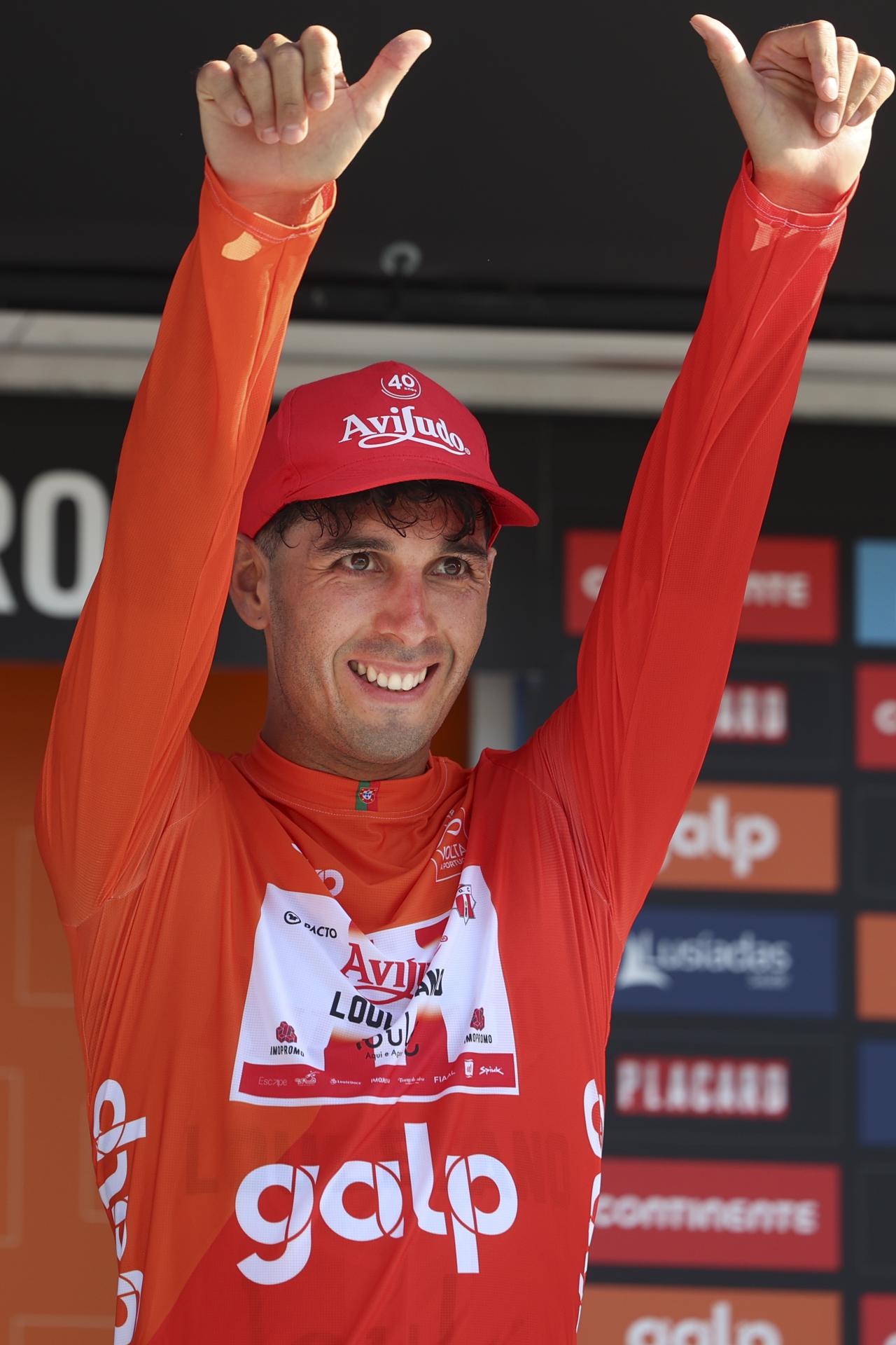 El argentino Nicolás Tivani, del Aviludo-Louletano-Loulé, ganó este jueves la primera etapa de la Vuelta a Portugal, aunque el maillot amarillo sigue en manos del luso Rafael Reis.. EFE/EPA/TIAGO PETINGA
