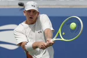 Alejandro Davidovich, de España, en acción contra Alexander Shevchenko, de Kazajistán, durante la primera ronda del Abierto de EE.UU. en el Centro Nacional de Tenis USTA Billie Jean King en Flushing Meadows, Nueva York. EFE/EPA/JOHN G. MABANGLO