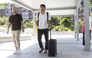 El delantero internacional portugués Gonçalo Guedes (d), de 28 años, ha llegado este lunes a San Sebastián junto al nuevo director deportivo del club, Erik Bretos, para pasar el pertinente reconocimiento médico. EFE/Javier Etxezarreta
