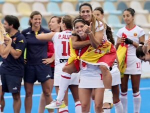 Las jugadoras Constanza Amundson (I)y Xantal Gine celebran la medalla de bronce lograda en el EuroHockey Championships 2025 en Moenchengladbach, Alemania. EFE/EPA/RONALD WITTEK