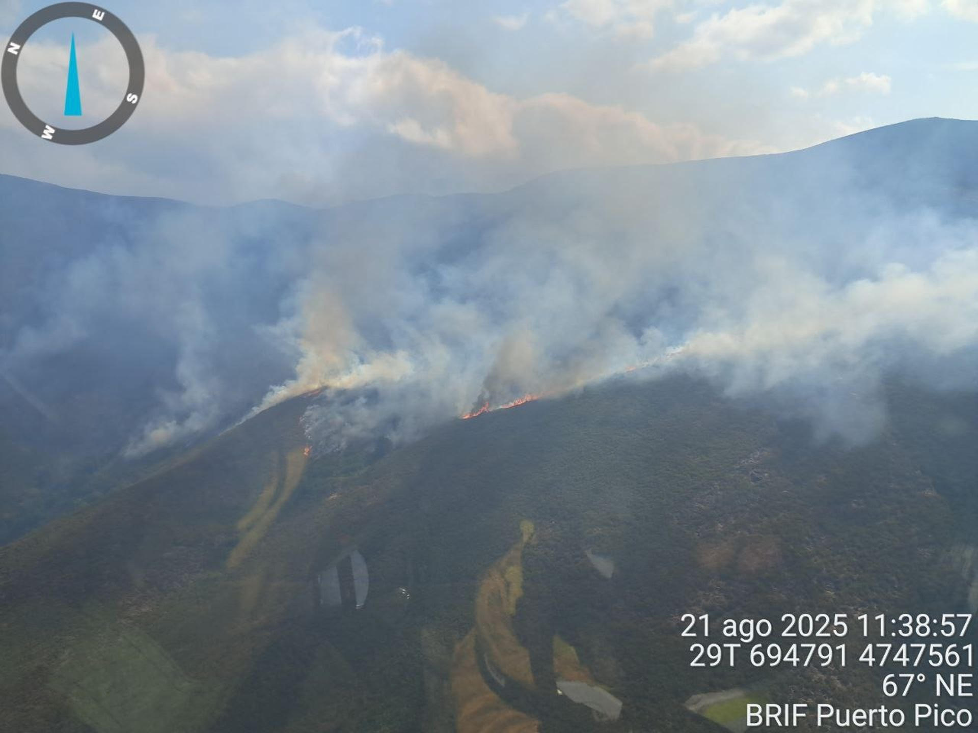 Vista este jueves del incendio que afecta a los alrededores de la localidad leonesa de Trascastro. EFE/MITECO SOLO USO EDITORIAL/SOLO DISPONIBLE PARA ILUSTRAR LA NOTICIA QUE ACOMPAÑA (CRÉDITO OBLIGATORIO)
