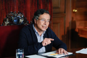 Fotografía cedida por la Presidencia de Colombia que muestra al mandatario colombiano, Gustavo Petro, hablando durante una alocución televisada este martes, en Bogotá (Colombia). EFE/ Presidencia de Colombia