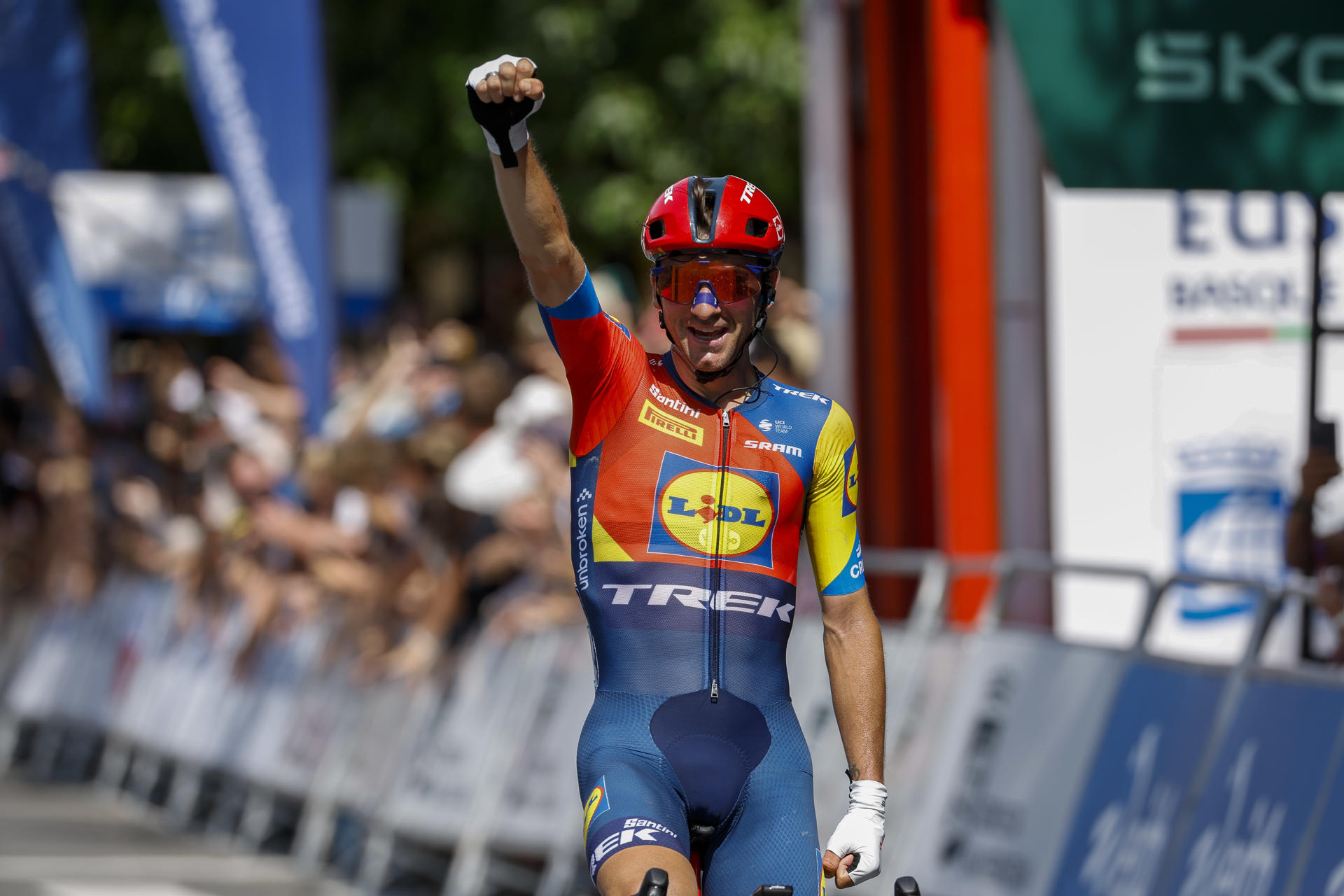 El corredor italiano Giulio Ciccone, del equipo Lild-Trel, se ha adjudicado la 44 edición de la Clásica San Sebastián al llegar destacado a la línea de meta tras atacar en la última cota de la jornada a diez kilómetros del final. EFE/ Juan Herrero