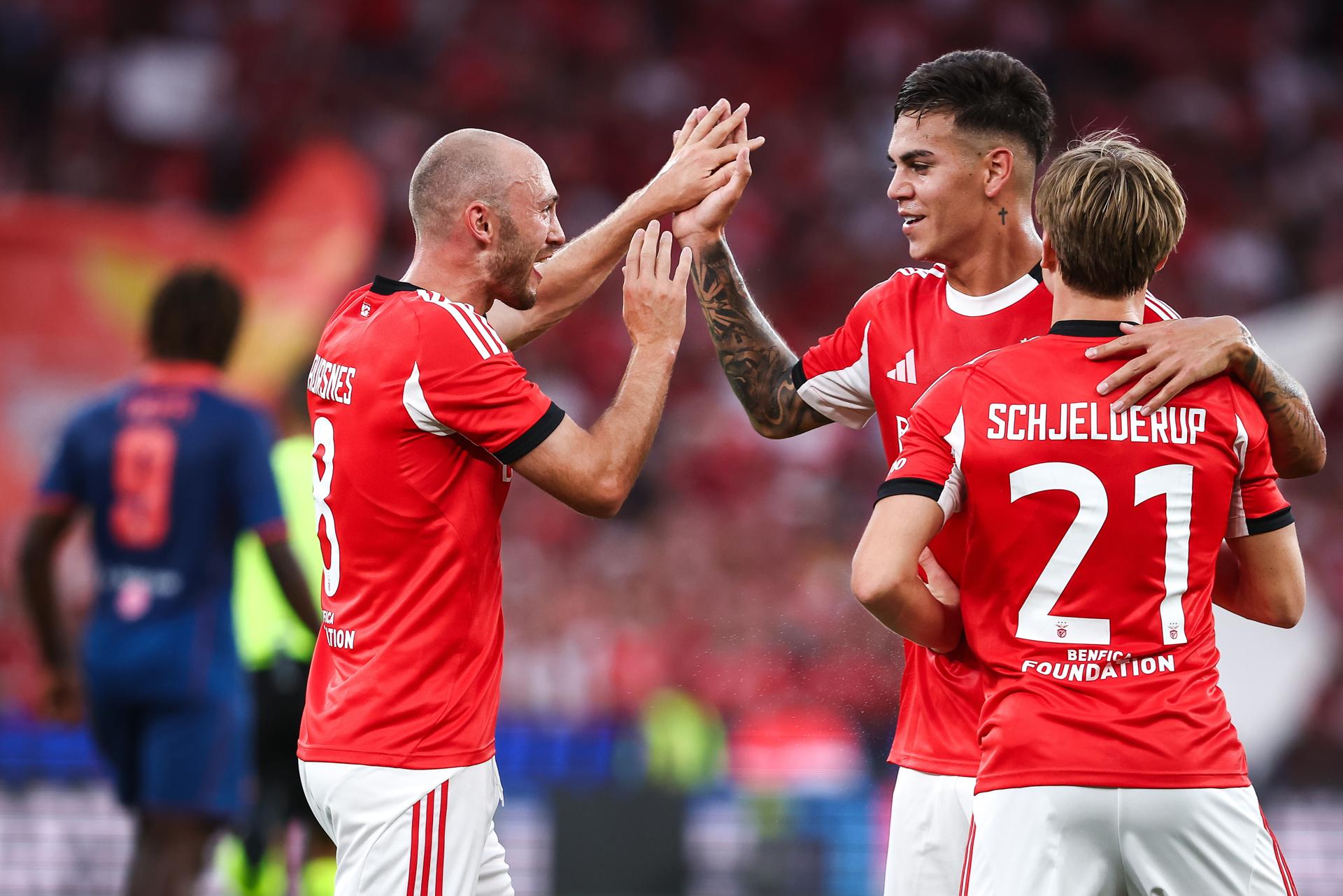 Fredrik Aursnes (izquierda), del Benfica, celebra con sus compañeros tras marcar el 1-0 durante el partido de vuelta de la tercera ronda de clasificación de la Liga de Campeones de la UEFA entre el SL Benfica y el OGC Nice en Lisboa, Portugal, el 12 de agosto de 2025. (Liga de Campeones, Lisboa, Niza) EFE/EPA/RODRIGO ANTUNES
